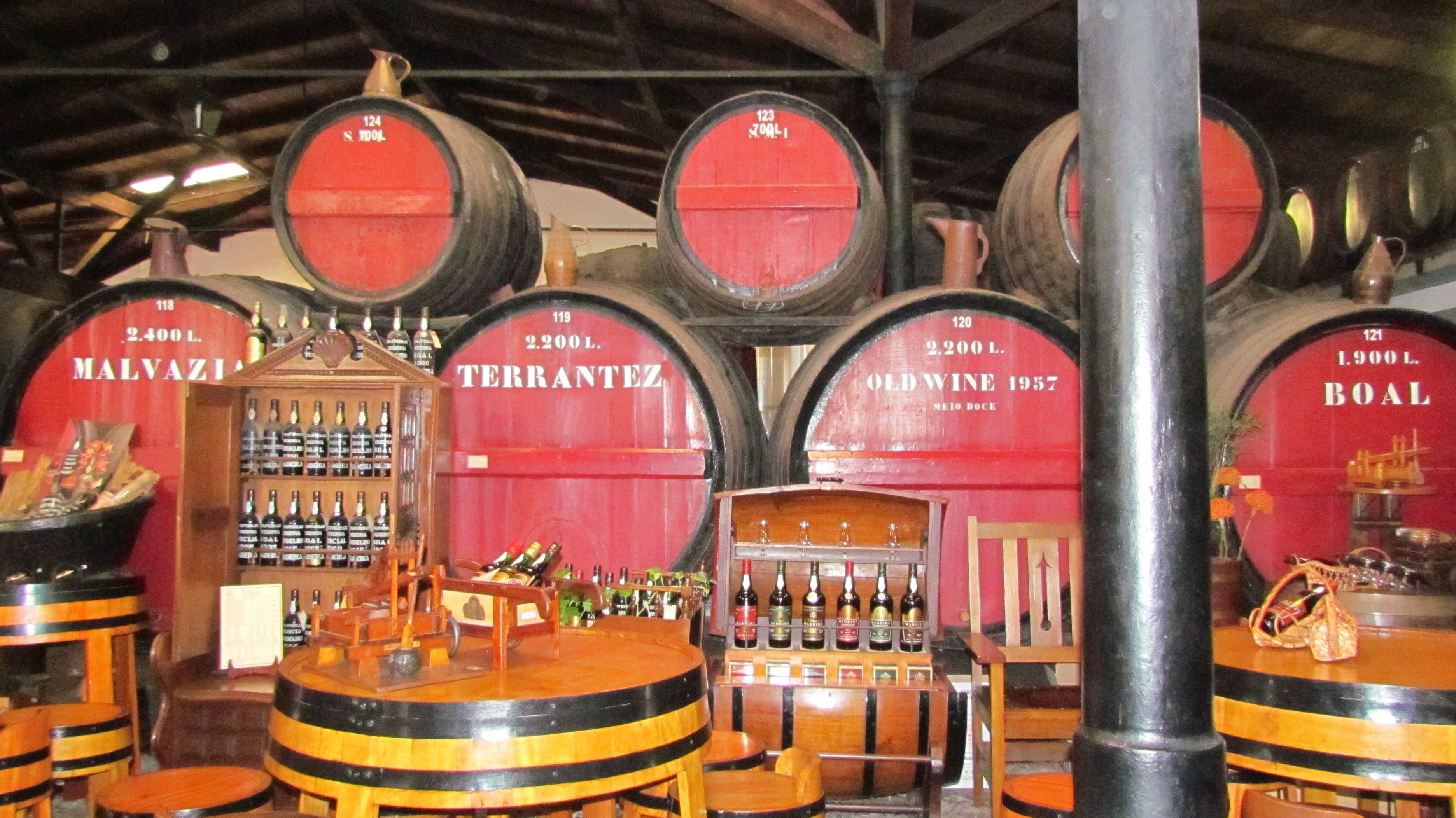 En liten del av Pereira D&acute;Oliveira&acute;s lager i butiken i Funchal